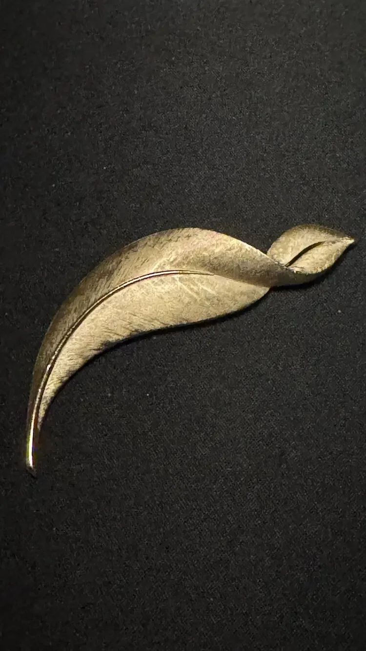 Vintage Crown Trifari Gold Tone Leaf Brooch